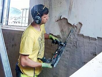 Sven Nußgräber in Arbeitskluft und beim Putzabschlagen in einem vom Hochwasser schwer beschädigten Haus. Foto: privat