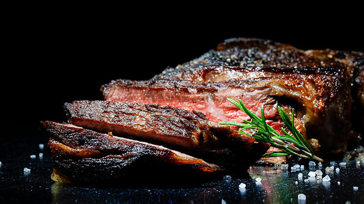 Erlangen: Neues Steak-Restaurant "Treehouse" feiert Eröffnung - Prominenter Gast war vor Ort