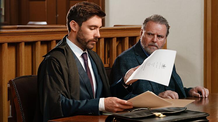 Frederik Duffy (Felix V&ouml;rtler, rechts) setzt seine Hoffnung in den erfahrenen Anwalt Bill Reynolds (Kerim Weller).