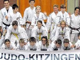 Nachwuchs-Judokas üben und gehen auf Safari