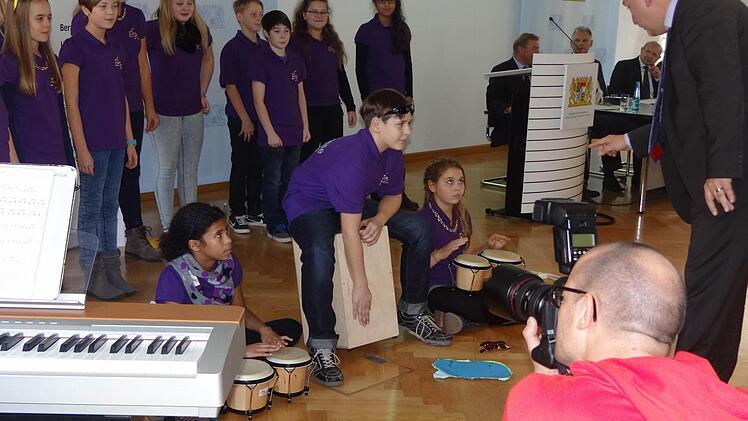 Ganz schön wichtig: Die Chorklasse 6c trat im Kultusministerium auf. Politiker spitzen die Ohren, der Fotograf knipste den Film voll.