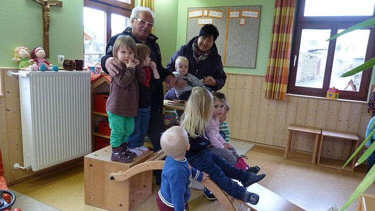 Kinder testen die neuen Geräte . Mit dabei Ehepaar Winfried und Hildegard Trimbach. Foto: Kindergarten