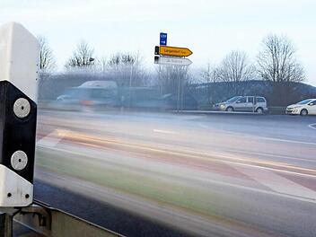 Ein Kreisel soll die Einmündung künftig ersetzen und die neue Gewerbefläche erschließen.  Foto: Arkadius Guzy