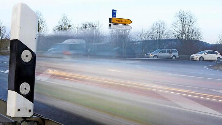 Ein Kreisel soll die Einmündung künftig ersetzen und die neue Gewerbefläche erschließen.  Foto: Arkadius Guzy