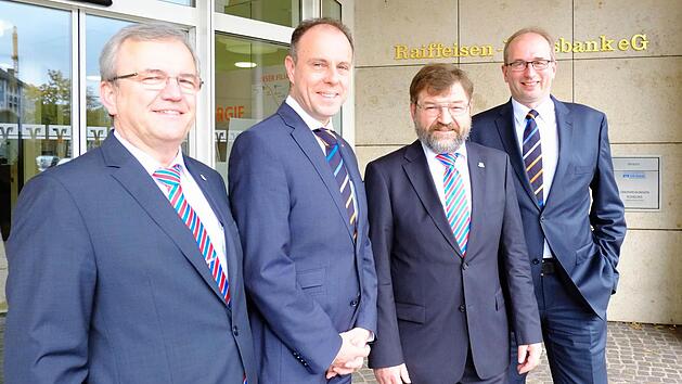 Hans-Peter Lechner, Johannes Hofmann, Vorsitzender Wolfgang Holler und Rainer Lang (v. l.) bilden k&uuml;nftig den Vorstand der VR-Bank Franken Mitte. Foto: Nikolas Pelke