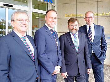 Hans-Peter Lechner, Johannes Hofmann, Vorsitzender Wolfgang Holler und Rainer Lang (v. l.) bilden künftig den Vorstand der VR-Bank Franken Mitte. Foto: Nikolas Pelke