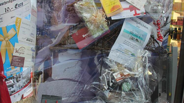 Die Preise, ausgestellt im Schaufenster, können in der Apotheke am Grauturm abgeholt werden.