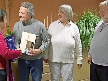 Schon seit 60 Jahren hält Michael Bajon der Katholischen Arbeitnehmer-Bewegung die Treue. Unser Bild zeigt (von links) Diözesansekretärin Maria Gerstner, den Geehrten Michael Bajon, die weibliche Vorsitzende des KAB-Ortsverbands Kulmbach, Marietta Schmidt, und den Kreisverbandspräses, Diakon Herbert Mayer. Foto: privat