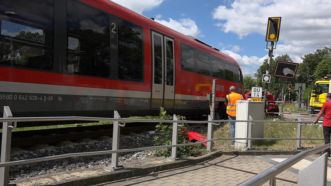 Auto fährt in Roth trotz Warnzeichen auf Gleise und wird von Zug erfasst