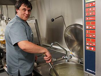 Küchenchef Armin Klein bereitet eine Bärlauch-Suppe vor.Foto: Arkadius Guzy