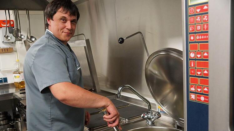 Küchenchef Armin Klein bereitet eine Bärlauch-Suppe vor.Foto: Arkadius Guzy