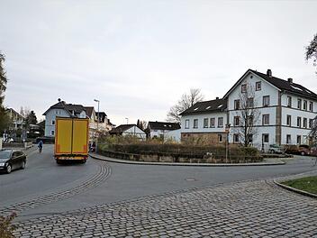 In der Bürgerversammlung gab Bürgermeister Siegfried Decker bekannt, dass die Gemeinde Neuenmarkt das Grundstück Marino am Rathausplatz (im Hintergrund) erworben hat.  Foto: Werner Reißaus