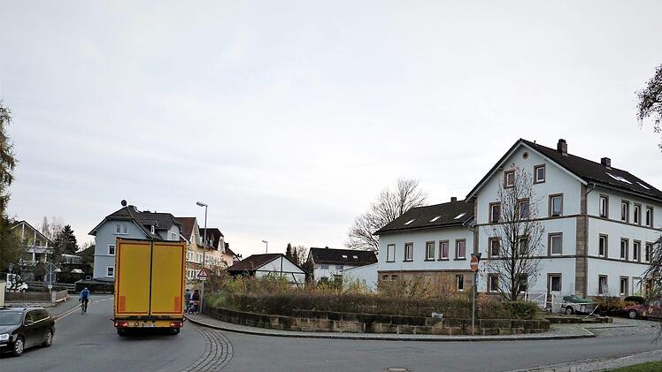 In der Bürgerversammlung gab Bürgermeister Siegfried Decker bekannt, dass die Gemeinde Neuenmarkt das Grundstück Marino am Rathausplatz (im Hintergrund) erworben hat.  Foto: Werner Reißaus
