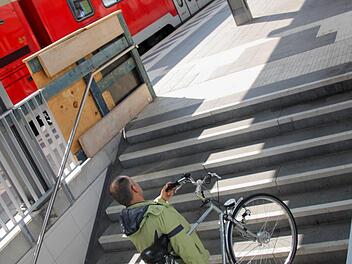 Am Forchheimer Bahnhof müssen Radfahrer ihr Gefährt die Treppen hochtragen. Archivbild: Ekkehard Roepert