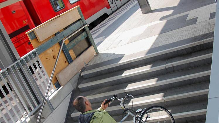 Am Forchheimer Bahnhof müssen Radfahrer ihr Gefährt die Treppen hochtragen. Archivbild: Ekkehard Roepert