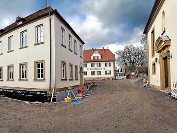 Eine einzige große Baustelle ist zurzeit in Rannungen das Gelände zwischen der alten Schule (links), dem Rathaus (Mitte) und der Dorfkirche (rechts).  Foto: Dieter Britz
