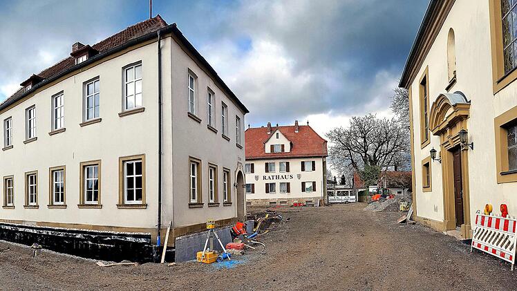 Eine einzige große Baustelle ist zurzeit in Rannungen das Gelände zwischen der alten Schule (links), dem Rathaus (Mitte) und der Dorfkirche (rechts).  Foto: Dieter Britz