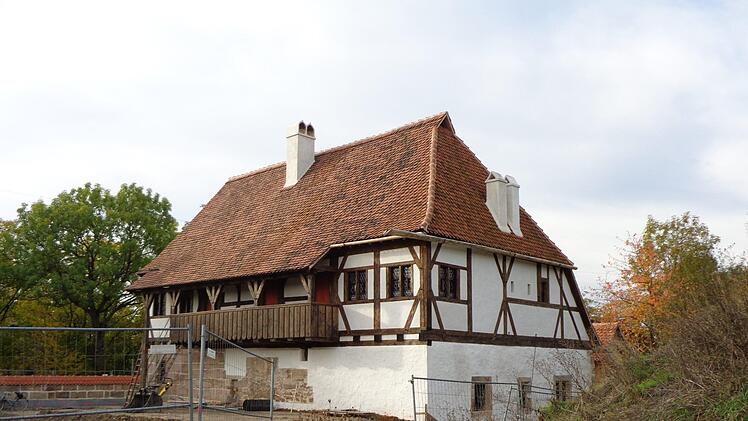 Noch wird fleißig am Wiederaufbau gearbeitet. Spätestens im Sommer 2021 sollen Besucher das alte Badhaus im Freilandmuseum erkunden können. Fränkisches Freilandmuseum Bad Windsheim/Dieter Gottschalk