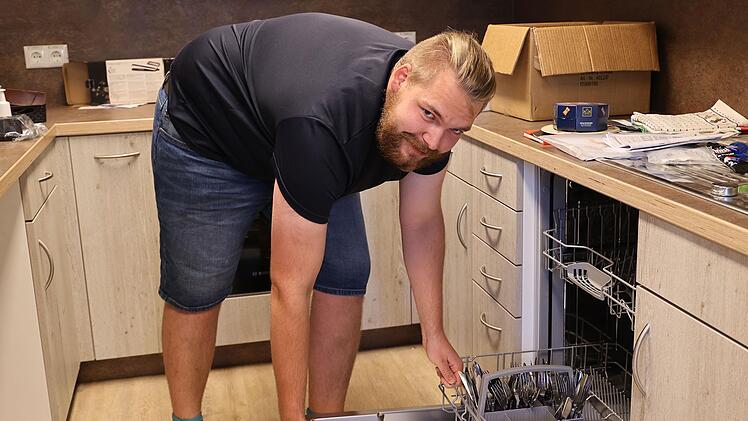 Hendrik Hermsd&ouml;rfer freut sich auf die K&uuml;che. &Uuml;berhaupt ist das neue Jugendzentrum in Kasendorf gr&ouml;&szlig;er.