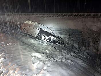 Autofahrerin (42) landet bei Nordhalben im Stra&szlig;engraben