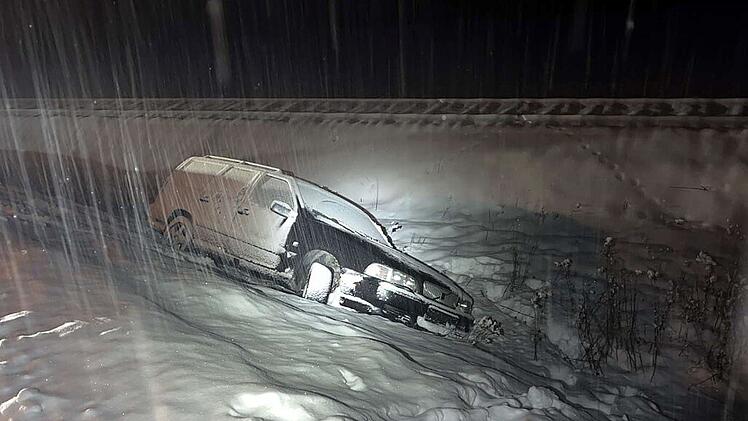 Autofahrerin (42) landet bei Nordhalben im Stra&szlig;engraben