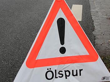 An mehreren Stellen warnten diese Schilder die Verkehrsteilnehmer.