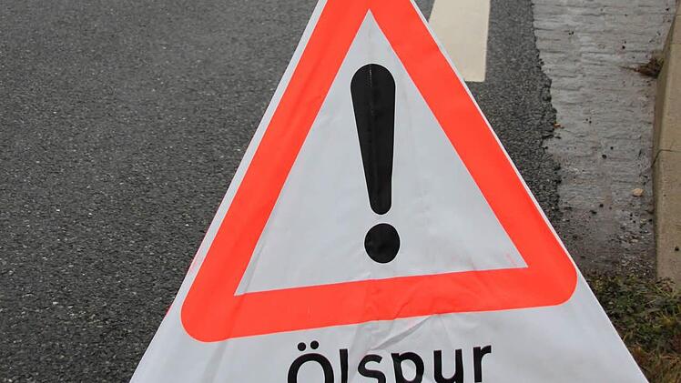 An mehreren Stellen warnten diese Schilder die Verkehrsteilnehmer.