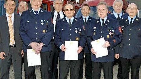 Für 25 und 40 Jahre im Dienste der Feuerwehr wurden die Kameraden von den Führungskräften geehrt. Foto: Roland Meister