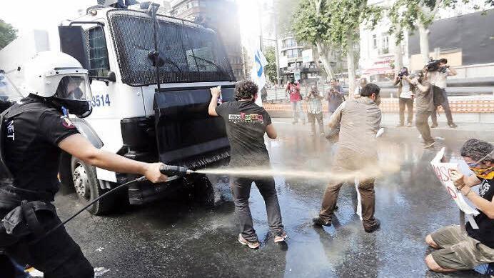 Für die Demonstranten gibt's eine Pfefferspray-Dusche ...