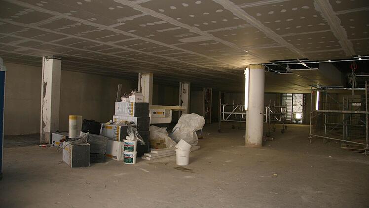 Im Inneren ist das KDM fast vollständig entkernt worden, die Räume sind jetzt modern und erscheinen größer.