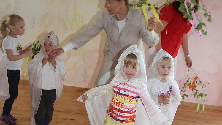 Mit einem "Täubchentanz" bereicherten die Mädchen und Jungen des des Waldorf-Kindergartens die Einweihungsfeier. Foto: Sonja Adam