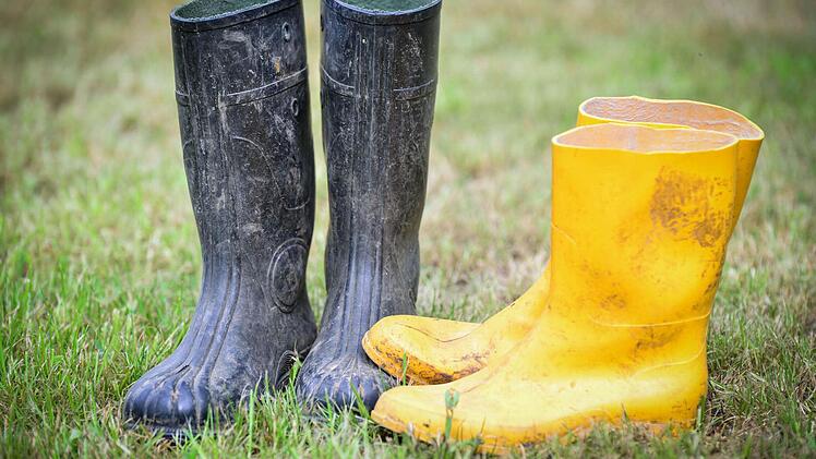 3. Gummistiefel: Leider kann die Wetterfee recht launisch sein, auch wenn gutes Wetter erwartet wird. Schon ein kurzer Schauer reicht aus, um den Campingplatz in ein Schlammloch zu verwandeln. Ein obligatorisches Utensil sind deshalb Gummistiefel, um bei Regen und Matsch trockene Füße zu behalten. Foto: Tom Schneider