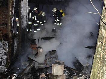 20 Feuerwehrleute waren am Samstag im Einsatz bei einem Hüttenbrand in Nordhalben. Foto: Michael Wunder