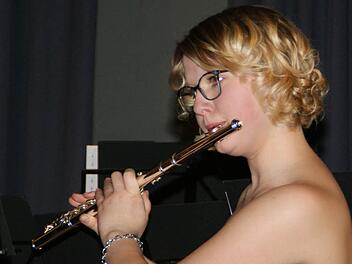 Beim Frühjahrskonzert spielte die Querflötistin Lena Stolz ein großes Solo aus "Schindlers Liste". Foto: Sabine Weinbeer