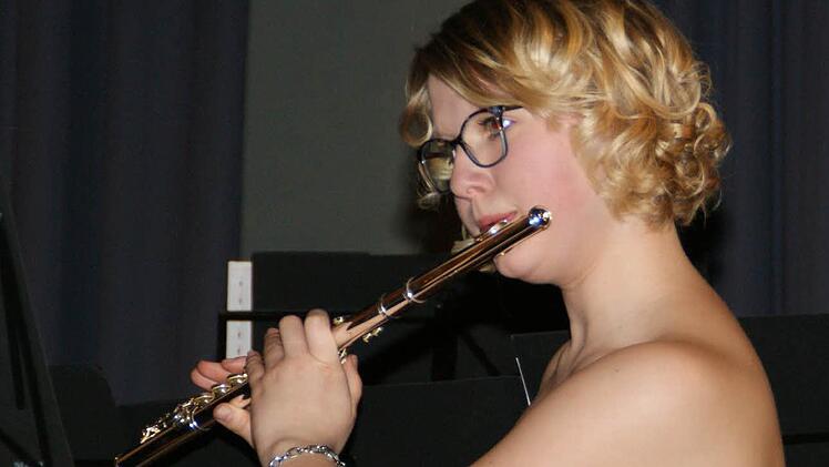 Beim Frühjahrskonzert spielte die Querflötistin Lena Stolz ein großes Solo aus "Schindlers Liste". Foto: Sabine Weinbeer