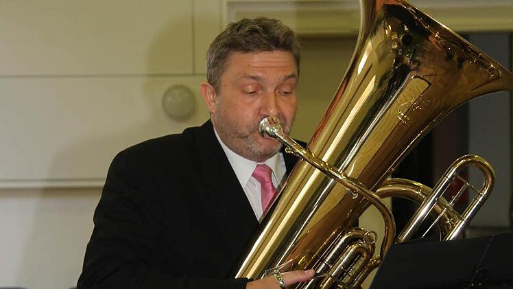 Rainer Streit interpretierte auf seiner Tuba die "Pink Panther"-Melodie und die Sätze Largo und Allegro aus Marcello Benedettos Sonate in F-Dur. Foto: Sonny Adam