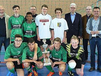 Das Team der Mittelschule Mainleus freute sich zusammen mit Betreuer Heinz Ziegenthaler (links) über den Siegerpokal. Mit im Bild (von rechts, stehend) Theo Schramm, Siegfried Sesselmann, Reiner Meisel und Herbert Hörath (hinten Mitte). Foto: Klaus-Peter Wulf
