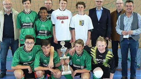 Das Team der Mittelschule Mainleus freute sich zusammen mit Betreuer Heinz Ziegenthaler (links) über den Siegerpokal. Mit im Bild (von rechts, stehend) Theo Schramm, Siegfried Sesselmann, Reiner Meisel und Herbert Hörath (hinten Mitte). Foto: Klaus-Peter Wulf