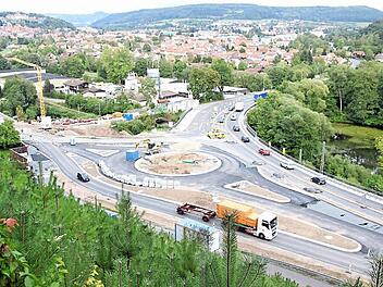 Der Bypass für die aus Richtung Nordbrücke kommenden Fahrzeuge funktioniert schon.  Fotos: Friedwald Schedel