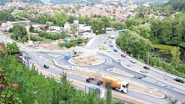 Der Bypass für die aus Richtung Nordbrücke kommenden Fahrzeuge funktioniert schon.  Fotos: Friedwald Schedel