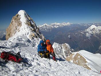 Stefan (links) und Jürgen Diez auf dem Gipfel des Manaslu.Foto: Gebrüder Diez