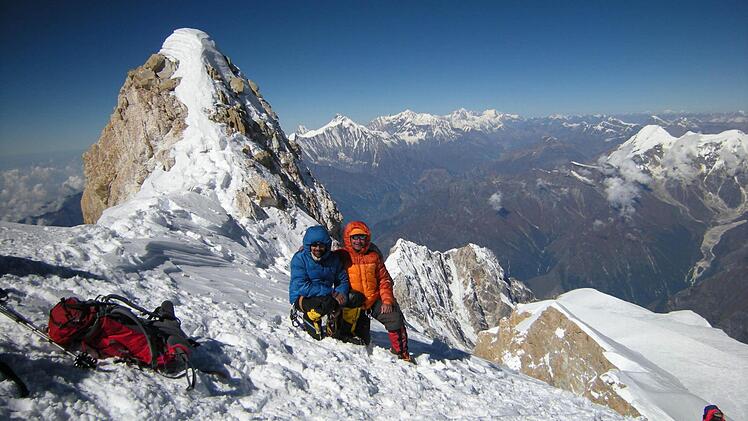 Stefan (links) und Jürgen Diez auf dem Gipfel des Manaslu.Foto: Gebrüder Diez