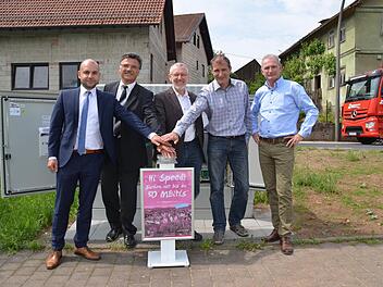 Michael Gstädtner (von links), Klaus Markert, Bürgermeister Waldemar Bug, Rathausmitarbeiter Jochen Schultheis sowie Breitbandpate Gerhard Zeller drücken in Zahlbach symbolisch den Button. Foto: K.Kupka-Hahn