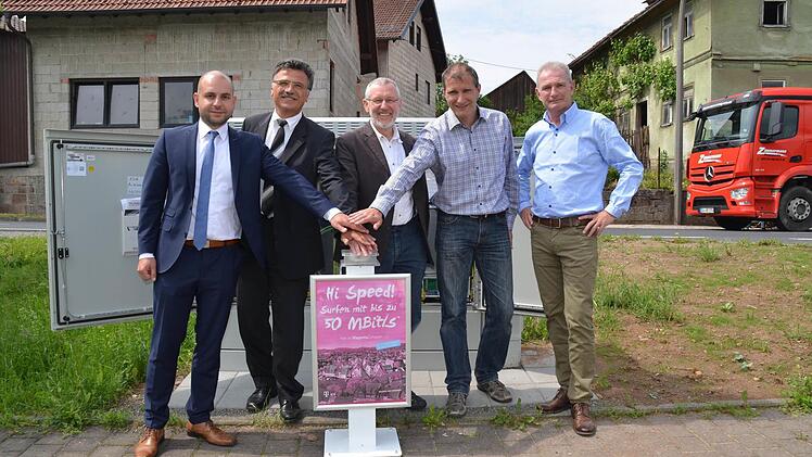 Michael Gstädtner (von links), Klaus Markert, Bürgermeister Waldemar Bug, Rathausmitarbeiter Jochen Schultheis sowie Breitbandpate Gerhard Zeller drücken in Zahlbach symbolisch den Button. Foto: K.Kupka-Hahn
