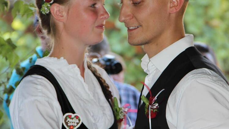 Jana Ziegler lebt derzeit als Studentin recht weit weg von ihrer Heimatgemeinde Limmersdorf. Doch für die Kerwa hat sie sich gerne ein paar Tage freigeschaufelt. Sie tanzt zusammen mit Freund Richard Kemnitz. Foto: Katharina Müller-Sanke