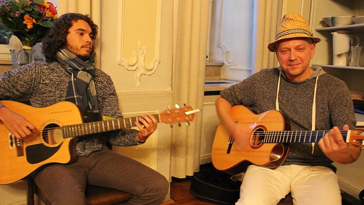 Samuel und Christian untermalten die Feierstunde musikalisch. Foto: Oliver Schmidt