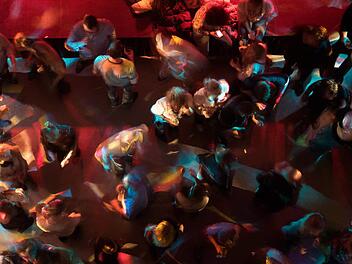 In Bamberg hat ein Betrunkener in einer Gaststätte mehrere Personen geschlagen. Die Nacht verbrachte er in einer Ausnüchterungszelle. Symbolbild: pixabay.com