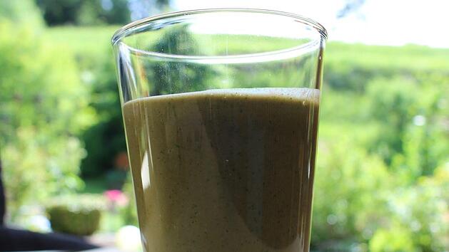 Durch die Giersch und den L&ouml;wenzahn bekommt der Smoothie eine gr&uuml;ne Farbe. Foto: Lisa Kieslinger