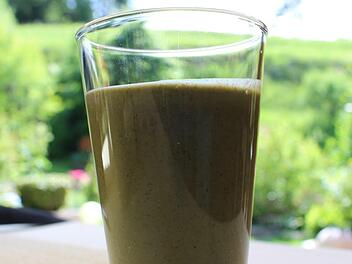 Durch die Giersch und den Löwenzahn bekommt der Smoothie eine grüne Farbe. Foto: Lisa Kieslinger