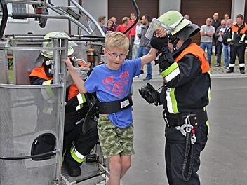 Für den siebenjährigen Noah Batz war es ein Erlebnis mit der Drehleiter aus dem Dachfenster des Brandobjektes geholt zu werden. "Das könnten wir noch mal machen", meinte er.